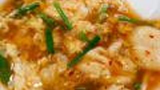 明るい照明、噛みきれない辛麺