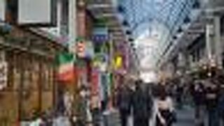 雷門と浅草駅の間のアーケードのある商店街