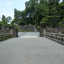 和田倉噴水公園の東側の入口です。和田倉橋門への和田倉橋です。