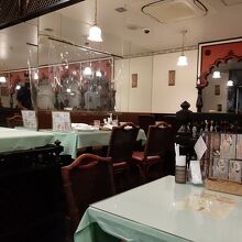 結構大きいお店なのに薄暗い感じ。