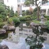 日本庭園を眺めながら足湯に浸かれます
