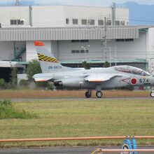 平日は隣の浜松基地でT-4やT-400などが見られるかも。