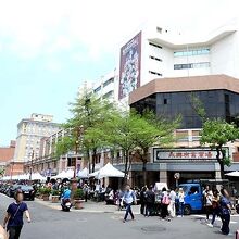 多くの人が集う