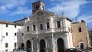 ティベリナ島に２つある教会の一つ