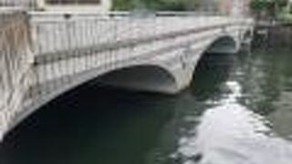 丸いシンボルマークみたいなものが付いた外観