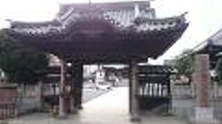 趣のある山門が印象的