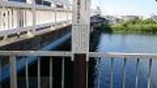 六郷橋脇に標柱が立っています