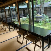 ゆっくりとお庭を堪能できるスペースがあります。