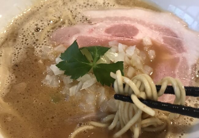 魚介白湯のラーメン店
