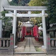 赤いのぼりが並び、綺麗に整備された神社