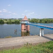 とんがり帽子のようなデザインの取水塔