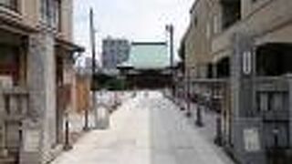 蔵造りの町並みにある浄土真宗寺院