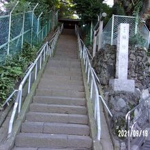 階段の上は寺の山門です。