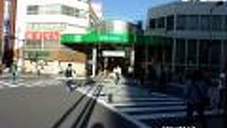 商店街の中に中学校があります。