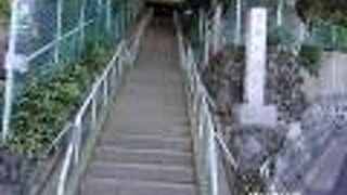 今は碑のみがその存在を示しています。