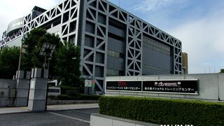 味の素フィールド西が丘のサッカー場と隣接しています。