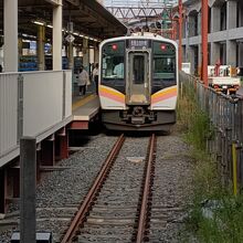新潟駅に停車する越後線の列車