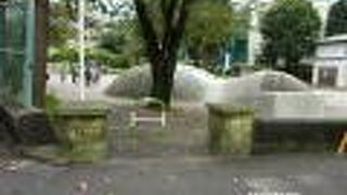 谷間にあるような公園です。