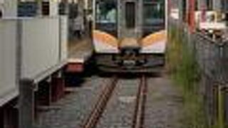 新潟と柏崎を日本海沿いに走る鉄道路線