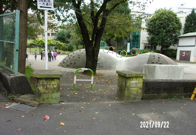 谷間にあるような公園です。