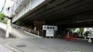 神社の敷地の地下には新幹線が通っています。