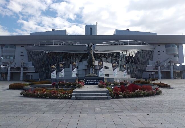 山の中にある雄大な競馬場