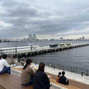 デッキに座って横浜の海を眺められる