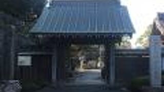 浄見寺の一角にありました。囲いの外からしか見られません