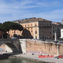 チェスティオ橋とティベリーナ島とピウス9世の尖塔 