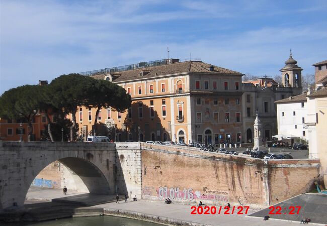 旧ユダヤ人地区の南側のテベレ川の中州