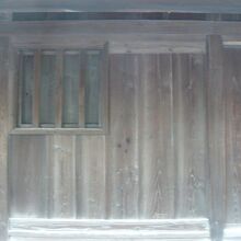 同心番所の警備用の窓です。大名の従者の様子を確認していました