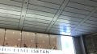 ゆったり落ち着ける開放的な空間です。