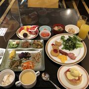 素材を生かした沖縄料理の朝食バイキング
