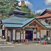 鳴子温泉神社そば　ヒバ造りの浴槽に湯滝が注ぐ共同浴場