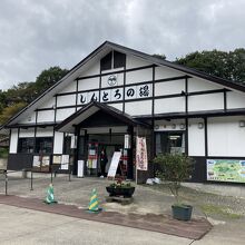 国道47号沿いの分かり易い場所にあり