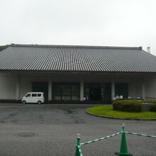 三の丸尚蔵館の全景です。建物は、手狭になって来ています。