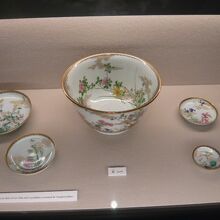 三の丸尚蔵館内には、種々の秘術品、工芸品が展示されています。