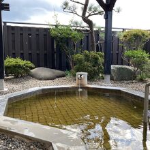 少し黄色がかった温泉