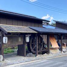 正面玄関脇に足湯もあり