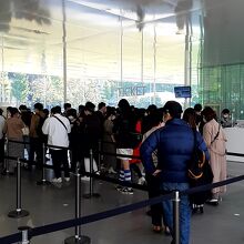 当日チケット売り場。おぞましい行列