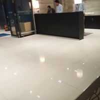 アッサリしたホテルのエントランス。