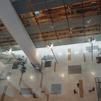 ベッド横の黒いカーテンを開けたら、空港内の風景でした。