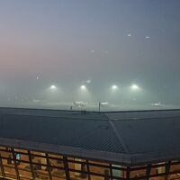 レストランの窓際席から。早朝の空港を眺めることが出来ました。