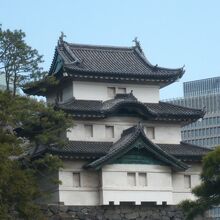 西側の乾通りから見ている富士見櫓の様子です。３層の櫓です。