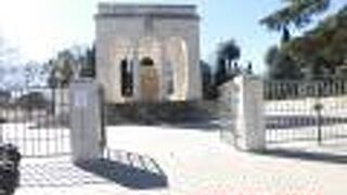 ガリバルディ通り沿いにあった神殿風の建物