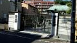 門に葵の家紋がつけられています。