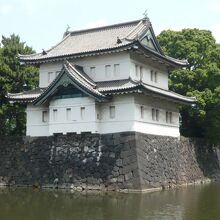 二重構造の巽櫓は、桜田二重櫓とも呼ばれています。別称隅櫓とも