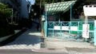 王子稲荷神社の南側にある坂です。