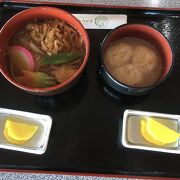 新鮮な野菜市場あり