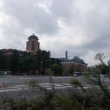 愛知県庁本庁舎と並んで建ってます